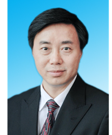 穿西装的男人在微笑 描述已自动生成